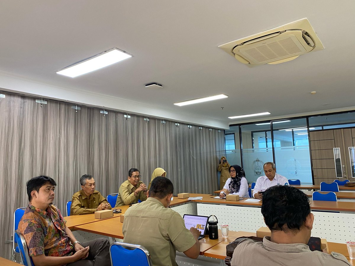 IkapiDiy's tweet photo. Senin 28 April 2025, IKAPI DIY menghadiri rapat koordinasi yang diselenggarakan oleh Dinas Perpustakaan dan Arsip Daerah (DPAD) DIY, bertempat di kantor DPAD DIY.

Rapat ini membahas persiapan peringatan Hari Literasi Internasional yang jatuh pada tanggal 8 September 2025. https://t.co/ZHgxOvdsFa