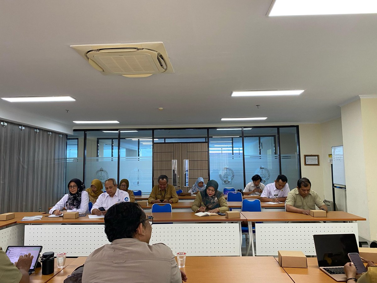 IkapiDiy's tweet photo. Senin 28 April 2025, IKAPI DIY menghadiri rapat koordinasi yang diselenggarakan oleh Dinas Perpustakaan dan Arsip Daerah (DPAD) DIY, bertempat di kantor DPAD DIY.

Rapat ini membahas persiapan peringatan Hari Literasi Internasional yang jatuh pada tanggal 8 September 2025. https://t.co/ZHgxOvdsFa