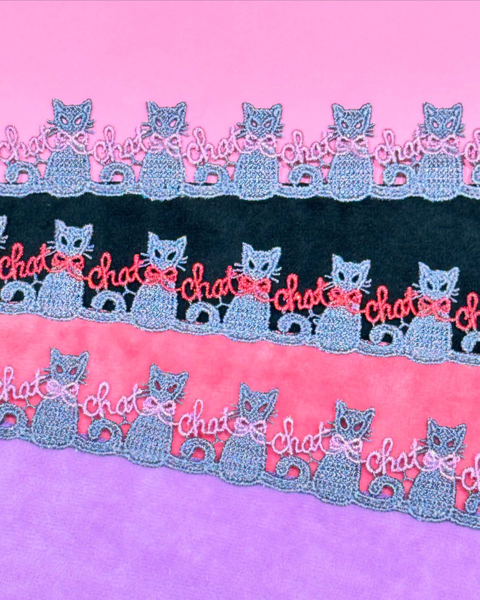 近沢レース店の 4月のシーズンタオルハンカチ ロシアンブルー🐈‍⬛と