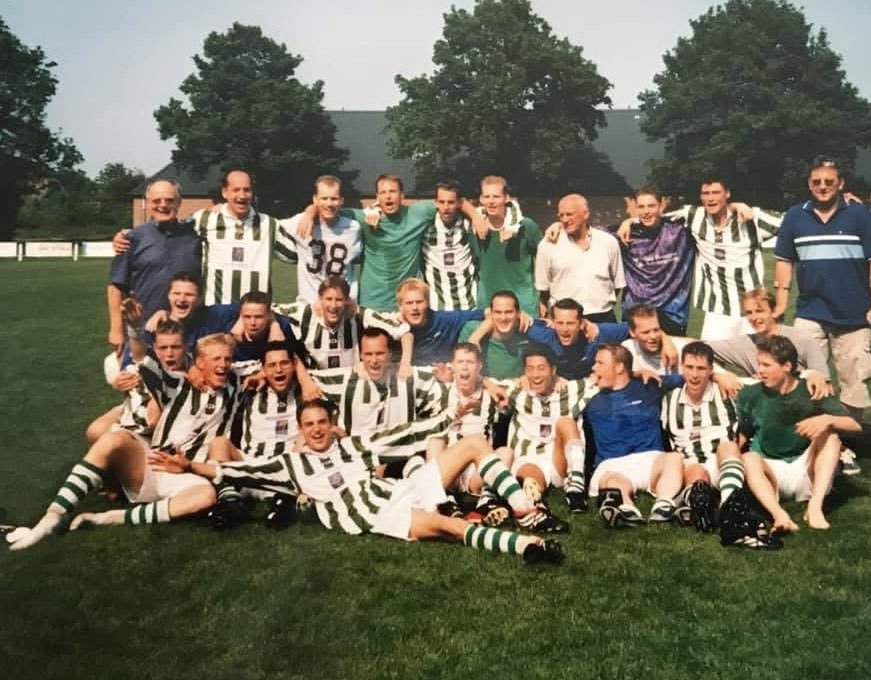 Bijna onuitwisbaar 
Afwezig 
Ben je 
Als toen je hier was

Wie jou wil zien
Moet zijn ogen sluiten
En luisteren 

Je wordt gemist 
Vriend

(Stef Bos)

#bfw #vijftienjaargeleden #vooraltijdinhethart