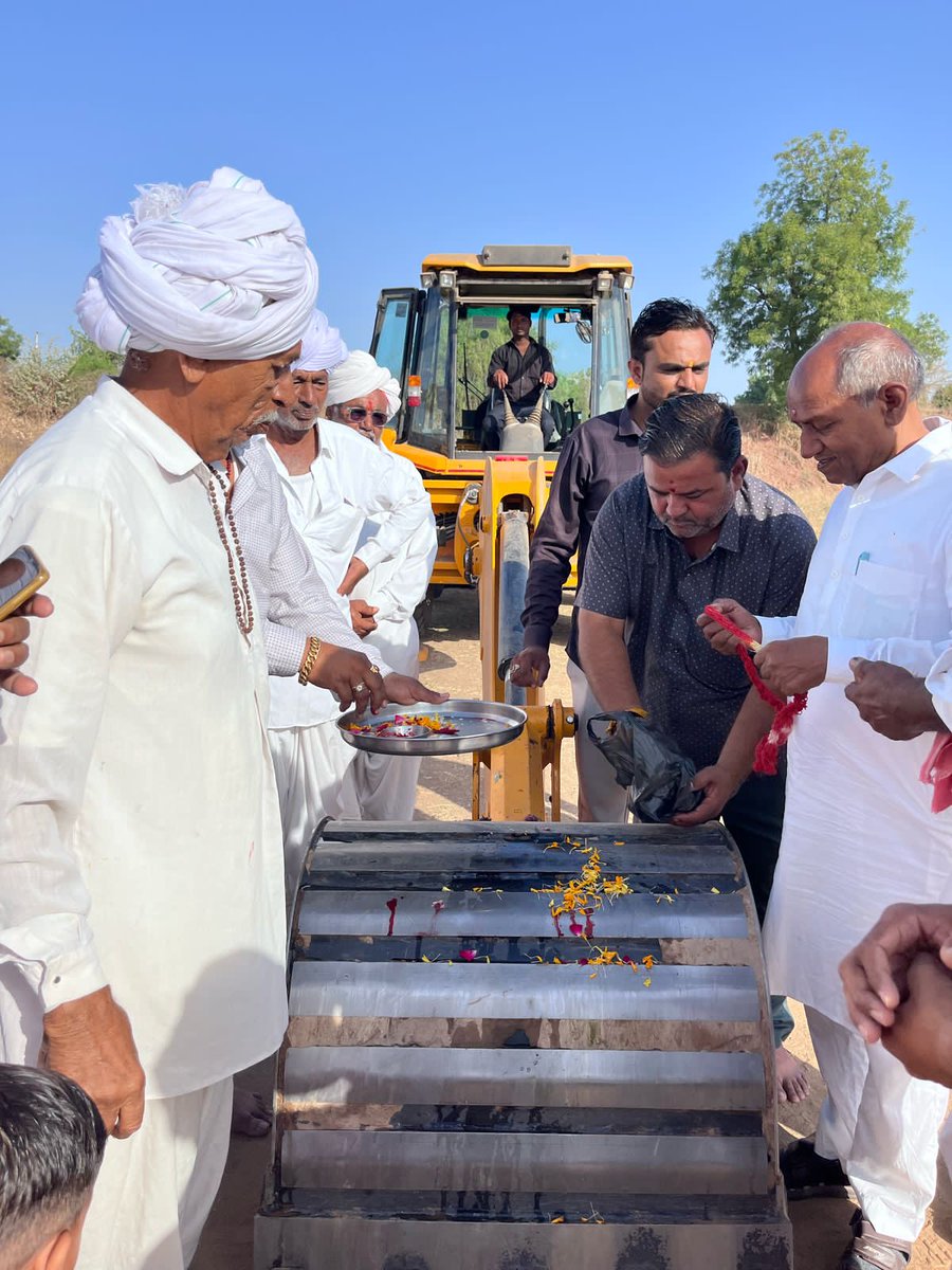 Naranraval21's tweet photo. દિયોદર ધારા સભ્યશ્રીકેશાજી ચૌહાણ અને vssm નાં સહયોગથી જે તળાવો નર્મદા પાણીની પાઇપ લાઈન દ્વારા ભરાવવાના છે, એ તળાવો ઊંડા થાય તે માટે આજે એ તળાવો ઊંડા કરવાની કામગીરી ગ્રામજનોની લોકભાગીદારી થકી શરૂ કરવામાં આવી,
@CRPaatil @narendramodi @Bhupendrapbjp @DoWRRDGR_MoJS https://t.co/SUQzE6KKnH