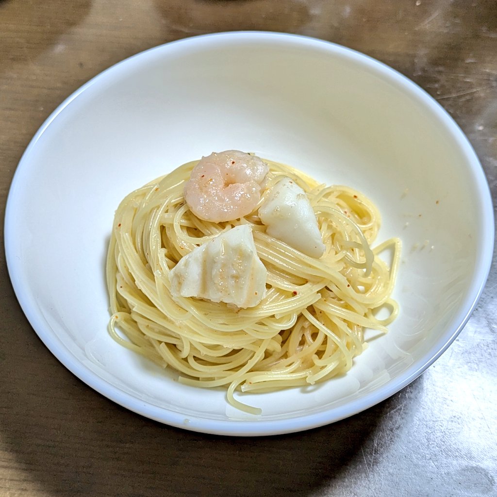 panda_4170's tweet photo. 休みの昼に楽だからパスタにしたけど思いつきで冷凍のエビ＆イカMIXを少し入れたら何となく映えっぽくなったから撮ってみた
あえてインスタではなくこっちに上げる
久々の投稿がこんなのでいいのか https://t.co/3clLL0n92r