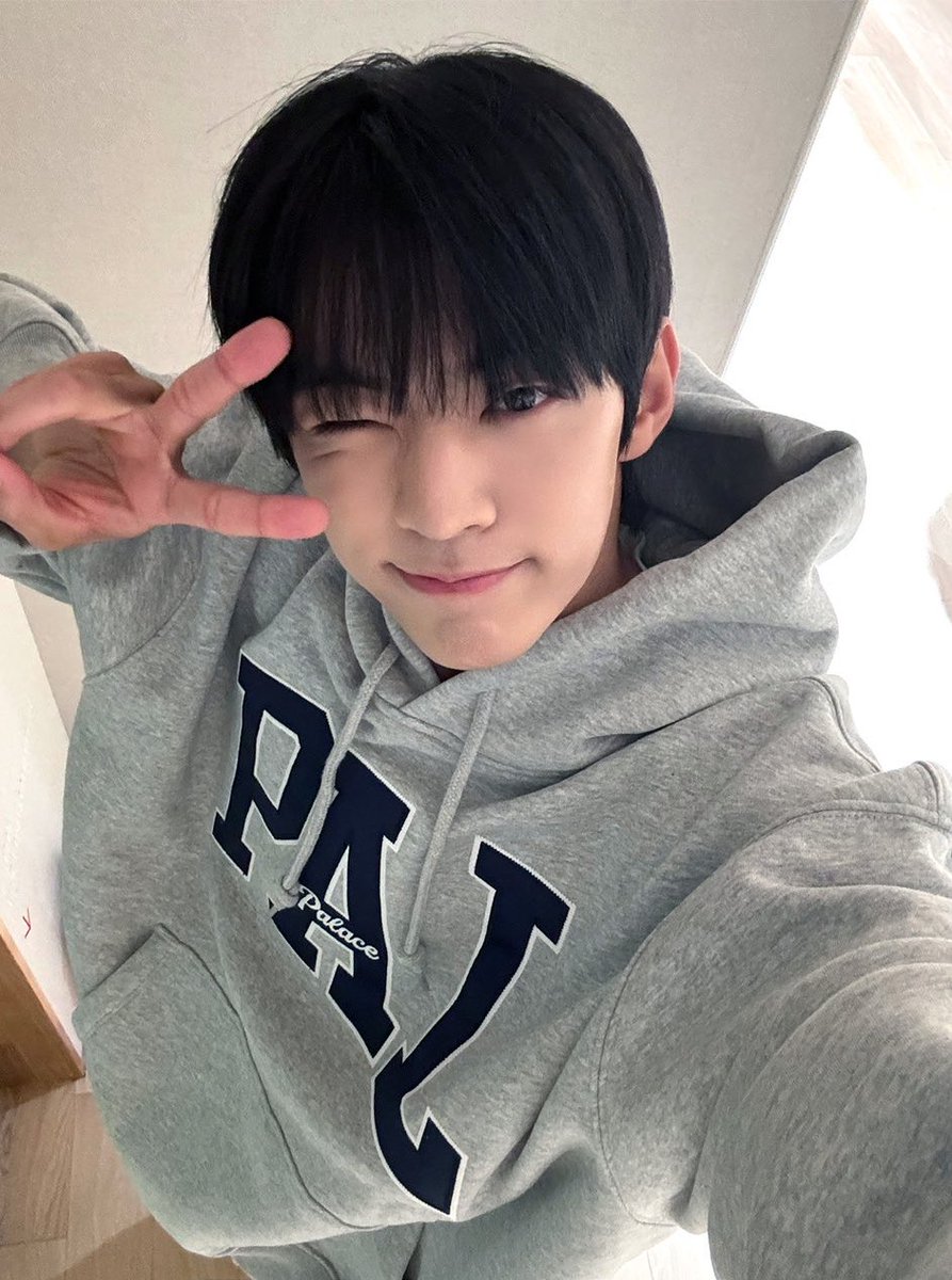 idohoonU's tweet photo. 회색후드도훈님에게관심정말많습니다 저 https://t.co/WKAYop5gjU