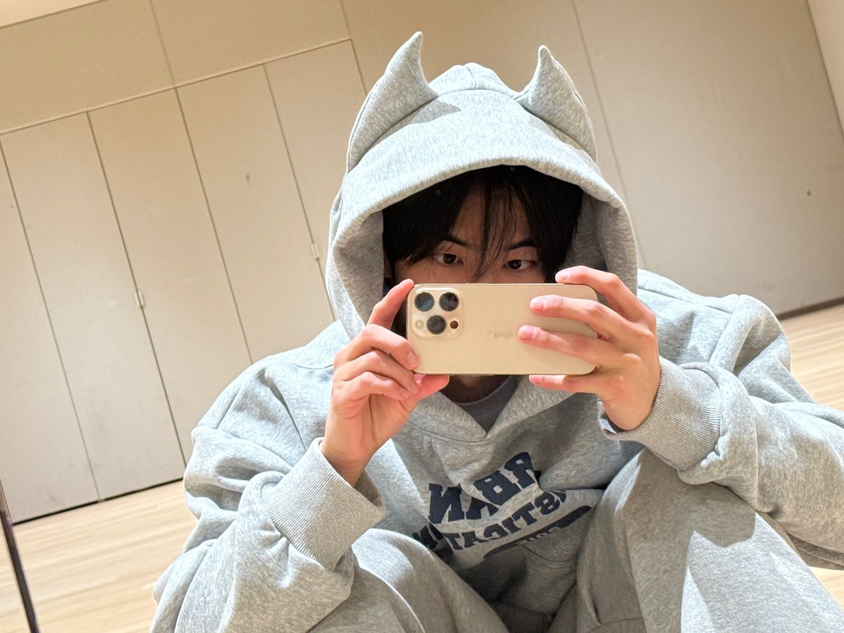 idohoonU's tweet photo. 회색후드도훈님에게관심정말많습니다 저 https://t.co/WKAYop5gjU