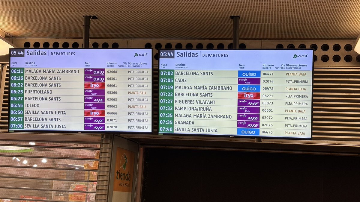 Un miler de passatgers han fet nit a ATOCHA. Manta vermella (creu roja) o geoga (UME). Alta velocitat restablerta cap a Barcelona. Paciència perquè els horaris NO es compleixen.