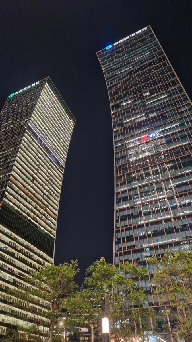 Shanghai è avanti, e non solo con l'orario.
L'Italia ha molto da imparare. Trasporti, pagamenti, tracciamento, sicurezza, gentilezza, moda, stile a tavola.