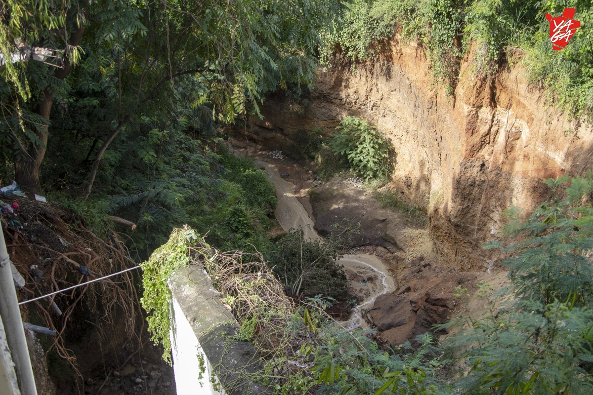 YBurundi's tweet photo. đĄ Un fossĂ© entre #Nyakabiga et #Jabe menace les habitations environnantes.
đ La zone critique se situe sur l'avenue de l'Imprimerie en @MairieBuja, Ă proximitĂ© immĂ©diate du fossĂ© qui sĂ©pare les quartiers de Nyakabiga et de Jabe.
â ïž La prĂ©sence de ce fossĂ© reprĂ©sente un danger croissant pour les constructions avoisinantes, notamment une maison de passage, localisĂ©e Ă l'entrĂ©e de Jabe, et un immeuble d'appartements prĂšs de l'Ă©glise CMCI, marquant le dĂ©but de Nyakabiga.
âđŸ Les riverains rencontrĂ©s par Yaga ont tĂ©moignĂ© du dĂ©but des problĂšmes ce 28 avril 2025, Ă 19 heures prĂ©cises, lorsqu'une petite maison qui sert de salle de bain, situĂ©e Ă cĂŽtĂ© de ce fossĂ©, s'est effondrĂ©e đ
Depuis, « on remarque que la structure de cette petite maison touchée est instable et des écroulements partiels se produisent de maniÚre répétitive », témoignent les habitants de cette localité.
đđŸââïž Emmanuel Nduwimana, travaillant dans une maison de passage Ă proximitĂ© de ces lieux, a expliquĂ© que la dĂ©gradation s'est amorcĂ©e lentement il y a un an. Face Ă cette situation, les responsables ont alertĂ© les autoritĂ©s compĂ©tentes.
đ·đŸđ§ L'Office burundais de l'habitat (Obuha) a rĂ©agi en inspectant le site et en annonçant un imminent dĂ©marrage des travaux, prĂ©cĂ©dant mĂȘme la dĂ©livrance du permis de construire.
đ Cependant, aucune action concrĂšte n'a Ă©tĂ© entreprise Ă ce jour. Les habitants ont Ă©tĂ© informĂ©s que « le @PNUDBurundi avait Ă©tĂ© initialement dĂ©signĂ© comme responsable de la construction », mais son intervention n'a jamais eu lieu.
Conscients de la menace imminente, les habitants ont pris des initiatives en collaborant avec des professionnels du bĂątiment. Les Ă©valuations techniques ont rĂ©vĂ©lĂ© qu'une protection des Ă©difices est encore possible, Ă condition d'agir rapidement et de mettre en Ćuvre diverses techniques de consolidation.
âïž Nous avons contactĂ© l'Obuha pour plus d'informations, mais celui-ci s'est engagĂ© « Ă fournir un rapport ultĂ©rieur sur la situation ».