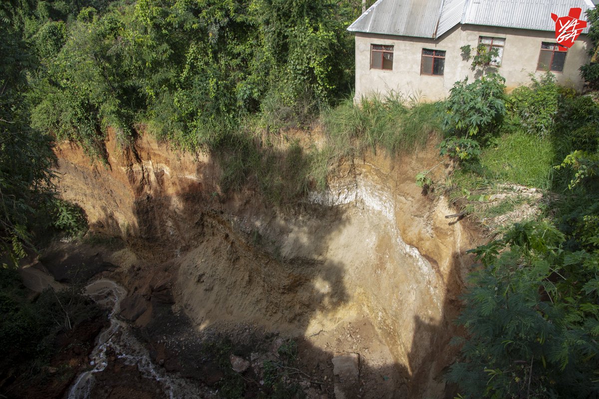 YBurundi's tweet photo. đĄ Un fossĂ© entre #Nyakabiga et #Jabe menace les habitations environnantes.
đ La zone critique se situe sur l'avenue de l'Imprimerie en @MairieBuja, Ă proximitĂ© immĂ©diate du fossĂ© qui sĂ©pare les quartiers de Nyakabiga et de Jabe.
â ïž La prĂ©sence de ce fossĂ© reprĂ©sente un danger croissant pour les constructions avoisinantes, notamment une maison de passage, localisĂ©e Ă l'entrĂ©e de Jabe, et un immeuble d'appartements prĂšs de l'Ă©glise CMCI, marquant le dĂ©but de Nyakabiga.
âđŸ Les riverains rencontrĂ©s par Yaga ont tĂ©moignĂ© du dĂ©but des problĂšmes ce 28 avril 2025, Ă 19 heures prĂ©cises, lorsqu'une petite maison qui sert de salle de bain, situĂ©e Ă cĂŽtĂ© de ce fossĂ©, s'est effondrĂ©e đ
Depuis, « on remarque que la structure de cette petite maison touchée est instable et des écroulements partiels se produisent de maniÚre répétitive », témoignent les habitants de cette localité.
đđŸââïž Emmanuel Nduwimana, travaillant dans une maison de passage Ă proximitĂ© de ces lieux, a expliquĂ© que la dĂ©gradation s'est amorcĂ©e lentement il y a un an. Face Ă cette situation, les responsables ont alertĂ© les autoritĂ©s compĂ©tentes.
đ·đŸđ§ L'Office burundais de l'habitat (Obuha) a rĂ©agi en inspectant le site et en annonçant un imminent dĂ©marrage des travaux, prĂ©cĂ©dant mĂȘme la dĂ©livrance du permis de construire.
đ Cependant, aucune action concrĂšte n'a Ă©tĂ© entreprise Ă ce jour. Les habitants ont Ă©tĂ© informĂ©s que « le @PNUDBurundi avait Ă©tĂ© initialement dĂ©signĂ© comme responsable de la construction », mais son intervention n'a jamais eu lieu.
Conscients de la menace imminente, les habitants ont pris des initiatives en collaborant avec des professionnels du bĂątiment. Les Ă©valuations techniques ont rĂ©vĂ©lĂ© qu'une protection des Ă©difices est encore possible, Ă condition d'agir rapidement et de mettre en Ćuvre diverses techniques de consolidation.
âïž Nous avons contactĂ© l'Obuha pour plus d'informations, mais celui-ci s'est engagĂ© « Ă fournir un rapport ultĂ©rieur sur la situation ».