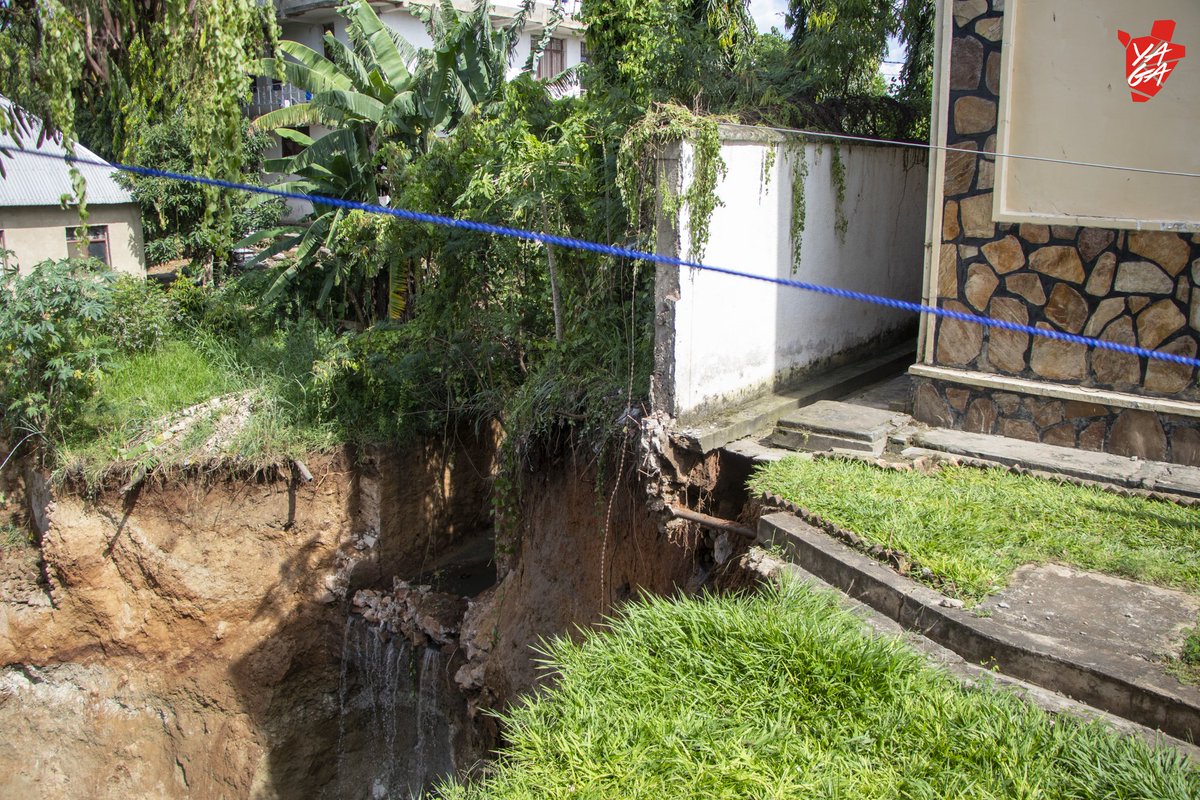 YBurundi's tweet photo. đĄ Un fossĂ© entre #Nyakabiga et #Jabe menace les habitations environnantes.
đ La zone critique se situe sur l'avenue de l'Imprimerie en @MairieBuja, Ă proximitĂ© immĂ©diate du fossĂ© qui sĂ©pare les quartiers de Nyakabiga et de Jabe.
â ïž La prĂ©sence de ce fossĂ© reprĂ©sente un danger croissant pour les constructions avoisinantes, notamment une maison de passage, localisĂ©e Ă l'entrĂ©e de Jabe, et un immeuble d'appartements prĂšs de l'Ă©glise CMCI, marquant le dĂ©but de Nyakabiga.
âđŸ Les riverains rencontrĂ©s par Yaga ont tĂ©moignĂ© du dĂ©but des problĂšmes ce 28 avril 2025, Ă 19 heures prĂ©cises, lorsqu'une petite maison qui sert de salle de bain, situĂ©e Ă cĂŽtĂ© de ce fossĂ©, s'est effondrĂ©e đ
Depuis, « on remarque que la structure de cette petite maison touchée est instable et des écroulements partiels se produisent de maniÚre répétitive », témoignent les habitants de cette localité.
đđŸââïž Emmanuel Nduwimana, travaillant dans une maison de passage Ă proximitĂ© de ces lieux, a expliquĂ© que la dĂ©gradation s'est amorcĂ©e lentement il y a un an. Face Ă cette situation, les responsables ont alertĂ© les autoritĂ©s compĂ©tentes.
đ·đŸđ§ L'Office burundais de l'habitat (Obuha) a rĂ©agi en inspectant le site et en annonçant un imminent dĂ©marrage des travaux, prĂ©cĂ©dant mĂȘme la dĂ©livrance du permis de construire.
đ Cependant, aucune action concrĂšte n'a Ă©tĂ© entreprise Ă ce jour. Les habitants ont Ă©tĂ© informĂ©s que « le @PNUDBurundi avait Ă©tĂ© initialement dĂ©signĂ© comme responsable de la construction », mais son intervention n'a jamais eu lieu.
Conscients de la menace imminente, les habitants ont pris des initiatives en collaborant avec des professionnels du bĂątiment. Les Ă©valuations techniques ont rĂ©vĂ©lĂ© qu'une protection des Ă©difices est encore possible, Ă condition d'agir rapidement et de mettre en Ćuvre diverses techniques de consolidation.
âïž Nous avons contactĂ© l'Obuha pour plus d'informations, mais celui-ci s'est engagĂ© « Ă fournir un rapport ultĂ©rieur sur la situation ».