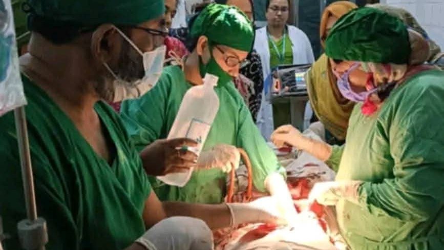 ব্রাহ্মণবাড়িয়ায় কিশোরীর পেট থেকে অপসারণ করা হলো ১৫ কেজি ওজনের টিউমার