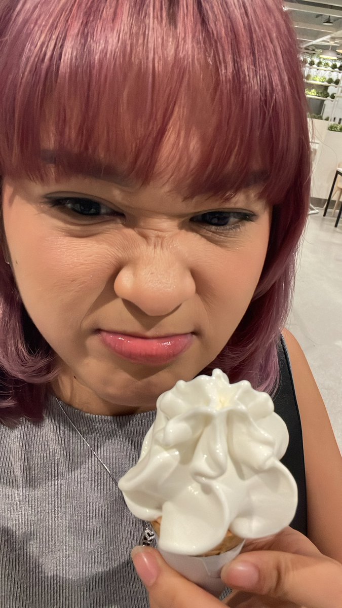 Zezyayv's tweet photo. Pengen ice cream ikea https://t.co/byo266tSF7