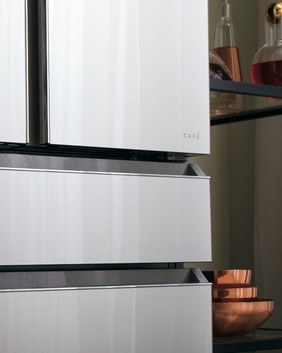 PacificHomeHI's tweet image. Truly a reflection of you ✨

Cafe Platinum Glass Finish featured in the Modern Glass Collection has a reflective glass with angular, modern lines to create a modern mood and style.

#CafeAppliances #DistinctByDesign