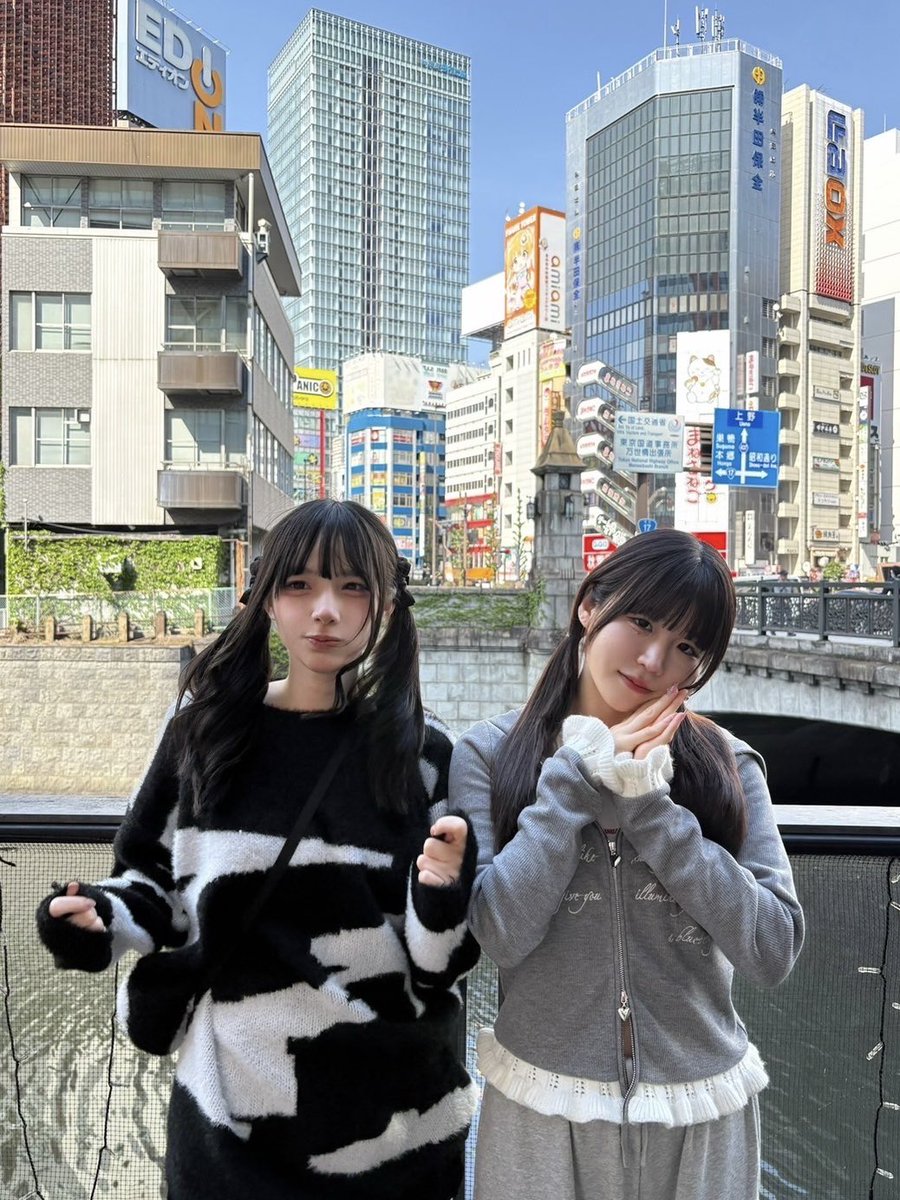 mosatsu_p's tweet photo. 何年ぶりか覚えてないくらいの、兎遊と、はる（ゆうか）も万世橋に。今年はるが中国に帰った兎遊に会いに行き上海で落ち合った…という映画のような話もあったりしつつ、高校初日に出会った人見知りソウルフレンド・ストーリーは今も継続中！なにかが始まるのかも。

#ミスID 
#BONBOSTARS https://t.co/U3BIlf8IUY
