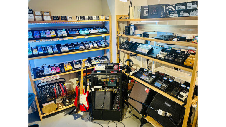 miyajipro's tweet photo. 【ペダルコーナー企画その1】Eventide 大集合！

「H90」を常設展示しております！
そして今だけ！「H90」、「H9 MAX」、「H90 MAX Dark」のいずれかをご購入いただくと…
ナント！「FREE THE TONEのソルダーレス・パッチケーブル【SLK-SLIM】」を数量限定にてプレゼント中です！(※¥12,210相当)

他のペダルも多数取り揃えておりますので、ぜひペダルコーナーに遊びにきてください！