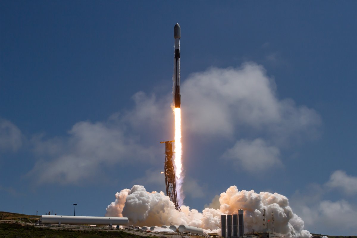 SpaceX's tweet photo. Falcon 9 launches back-to-back @Starlink missions from California and Florida and completes our 50th mission of 2025! https://t.co/t2tYvM6ctD