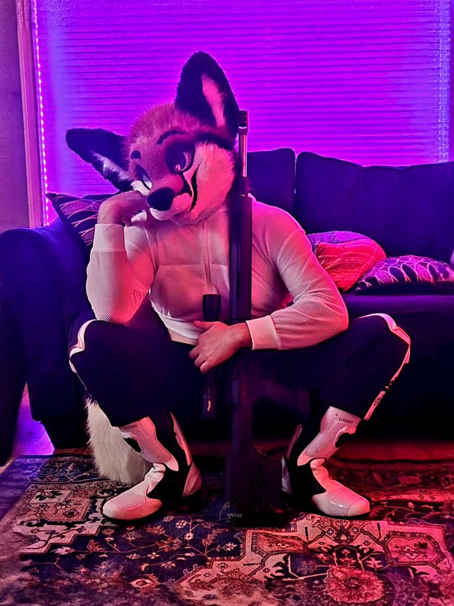 New outfit that's cyberpunk themed
Cw firearm