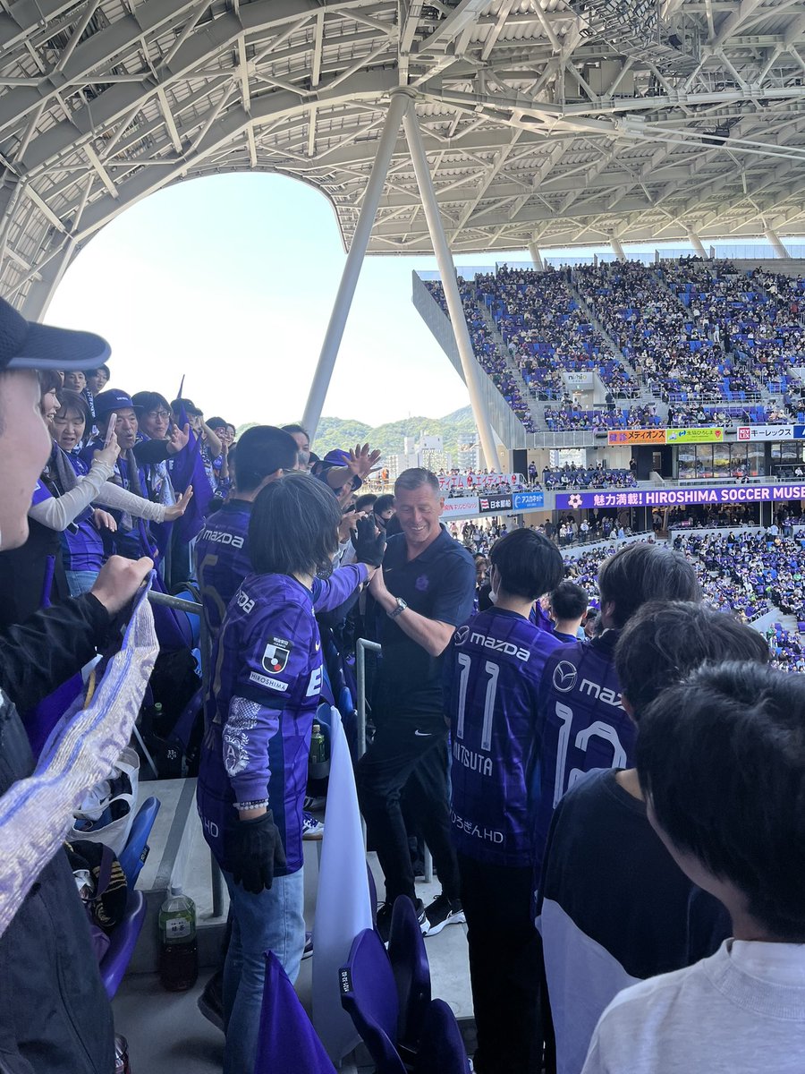 Dokozono713's tweet photo. おい！マジかよ
本当にゴール裏で闘う監督がいるのかよ https://t.co/jR3lt47oJT