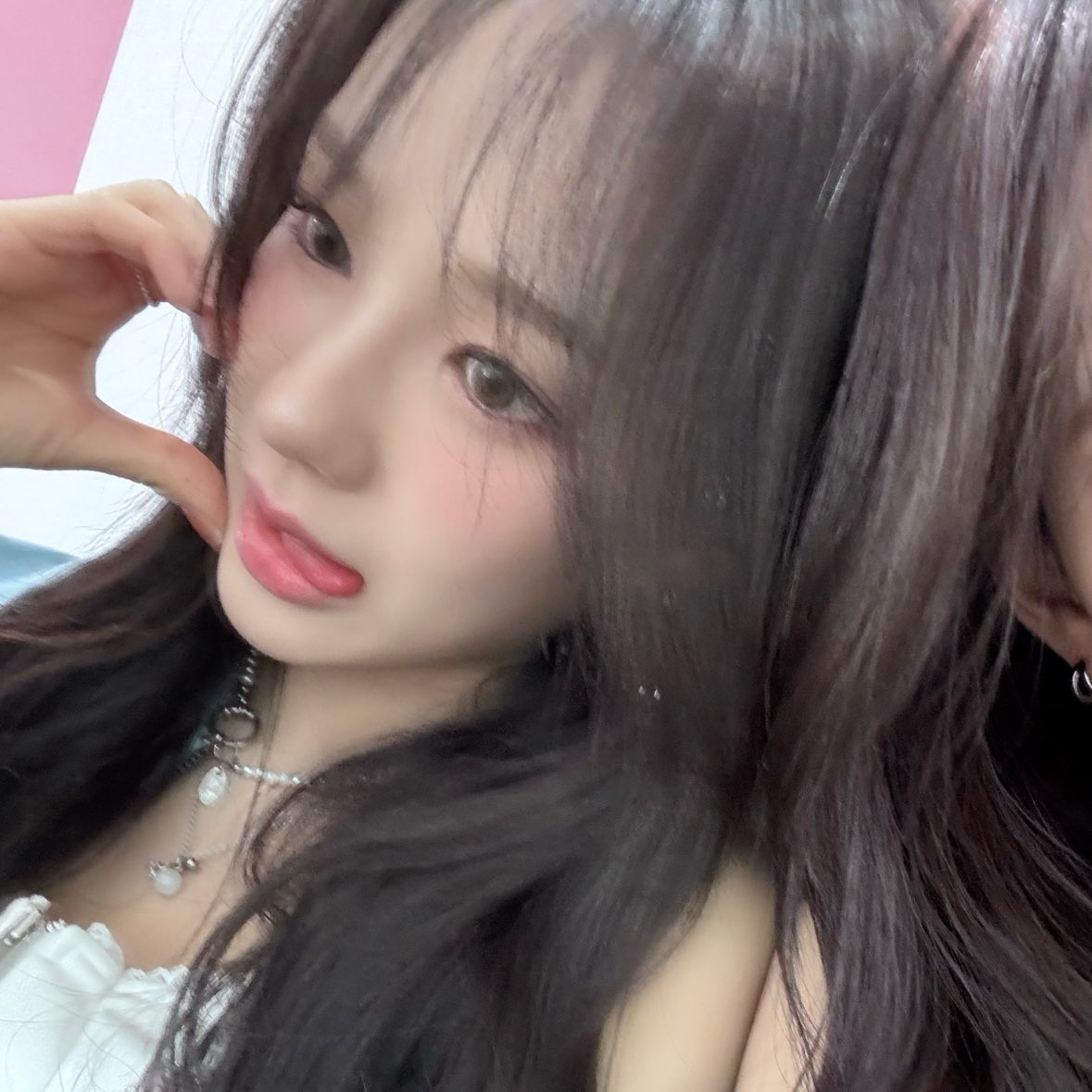 sarangfuls's tweet photo. her fav pose ૮₍´｡ᵔ ꈊ ᵔ｡`₎ა https://t.co/CLcJyl7Sg0