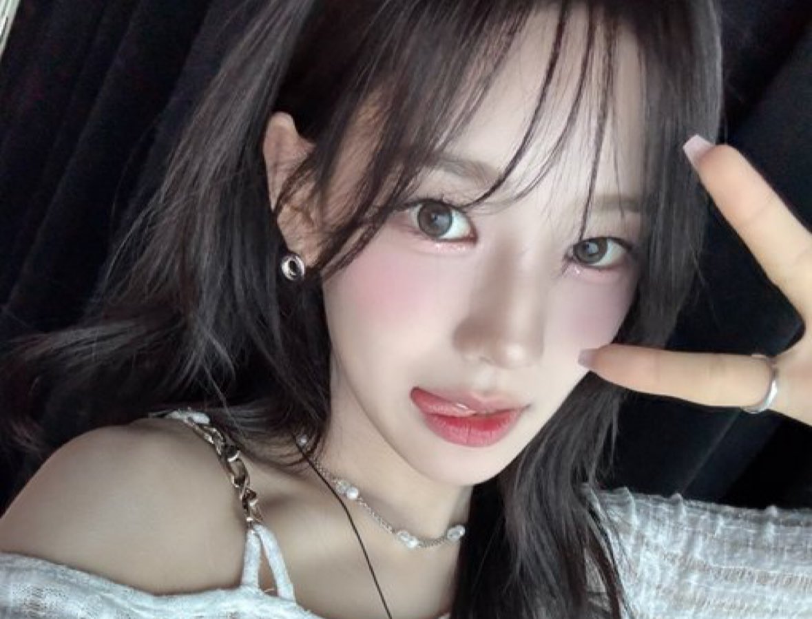 sarangfuls's tweet photo. her fav pose ૮₍´｡ᵔ ꈊ ᵔ｡`₎ა https://t.co/CLcJyl7Sg0