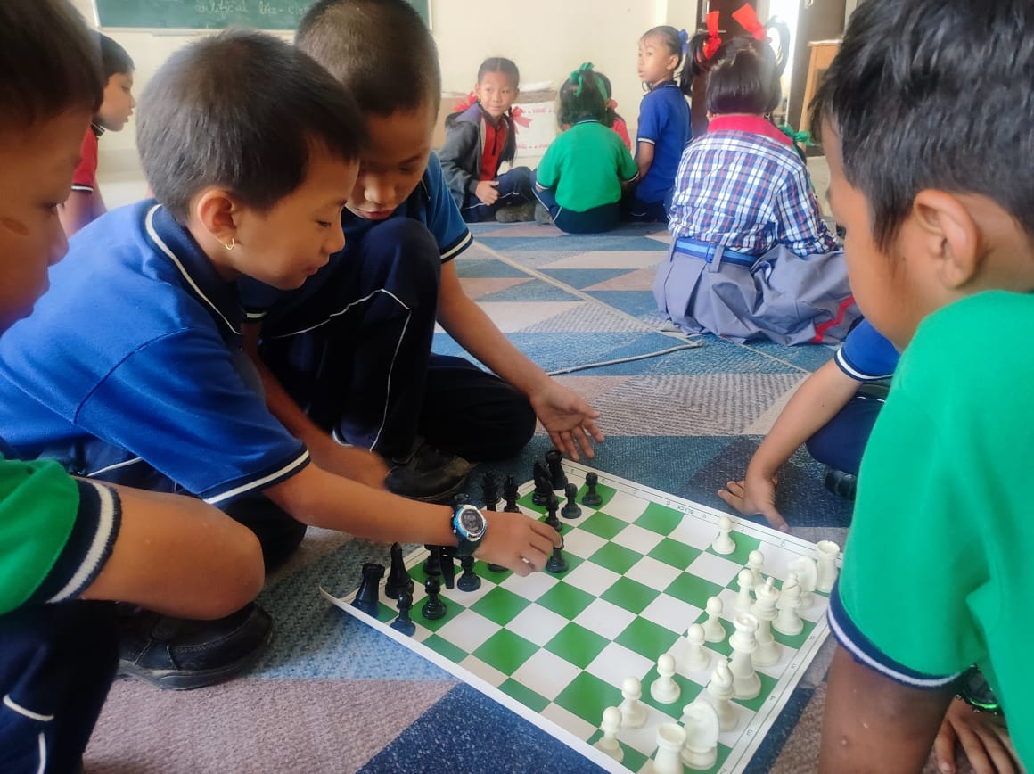 kvh_kv's tweet photo. @EduMinOfIndia @KVS_HQ @Shekhar30412 @GuwahatiKvs
#NEP2020
#ToyLibrary
#PlayWayLearning
चलो खिलौना एक बनाएं
एक खिलौना चलने वाला एक भागने वाला
एक न जिसमें चाबी कोई और न जिसमें ताला
एक जरा सा उड़ता हो जो एक जरा सा गाए
एक खिलौना मजेदार हो हमको खूब हंसाए..
खेल खेल में सीखते बच्चे ❤️ https://t.co/CPXXELgDp3