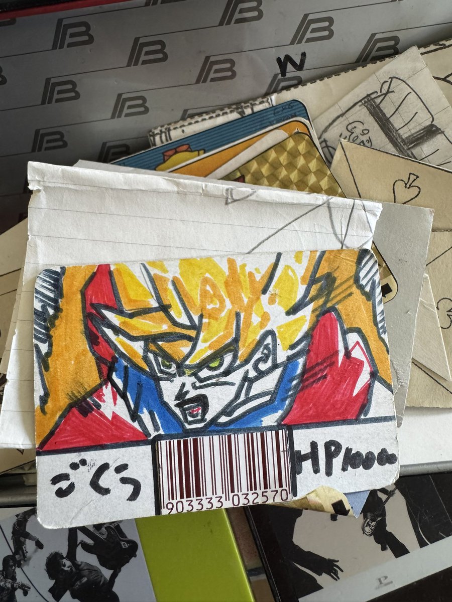 小学校の時使ってた筆箱出てきた。あとバーコードバトラー。筆箱の中開けたら当時描いた落書き出てきた。これビックリマンのキャラか・・・?ロックマンの敵キャラは見覚えある。このキョンシーのキャラも何やっけか・・・。あと手描きのドラゴンボールのカード出てきた。 