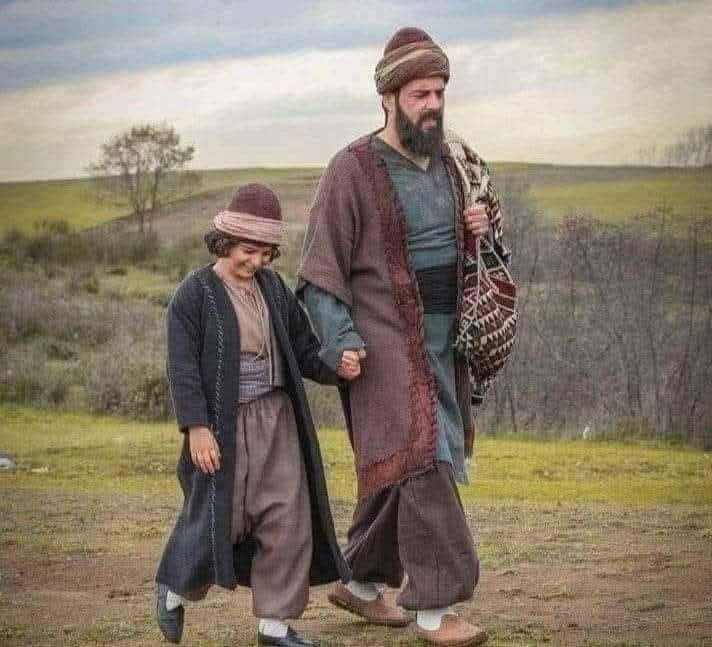grrieb's tweet photo. قال حكيم لابنه:
يا بني في حياتك لا تتنازل عن ثلاثة :  
أن تأكل أفضل الطعام.
وتنام على أفضل فراش.
وتسكن في أفضل البيوت. 

فقال الابن: نحن فقراء فكيف لي أن أفعل ذلك ؟

فقال الحكيم :
إذا أكلت فقط عندما تجوع سيكون ما تأكله أفضل طعام.
وإذا عملت كثيراً ونمت وأنت متعب سيكون فراشك أفضل فراش.
وإذا عاملت الناس بالمعروف ستسكن في قلوبهم وبهذا تكون سكنت في أحسن البيوت.
