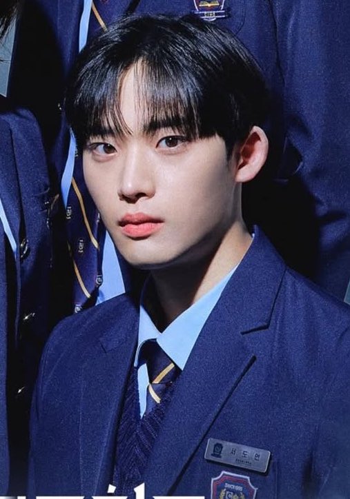 So which actor Lee Jonghyuk <a href="/XIUMIN_INB100/">XIUMIN_official</a>😆

Veteran actor who has an ongoing theater play and is an LG Twins fan? or BL actor and Bitch x Rich 2 cast member whose hobby is basketball and seems also play tennis🤔