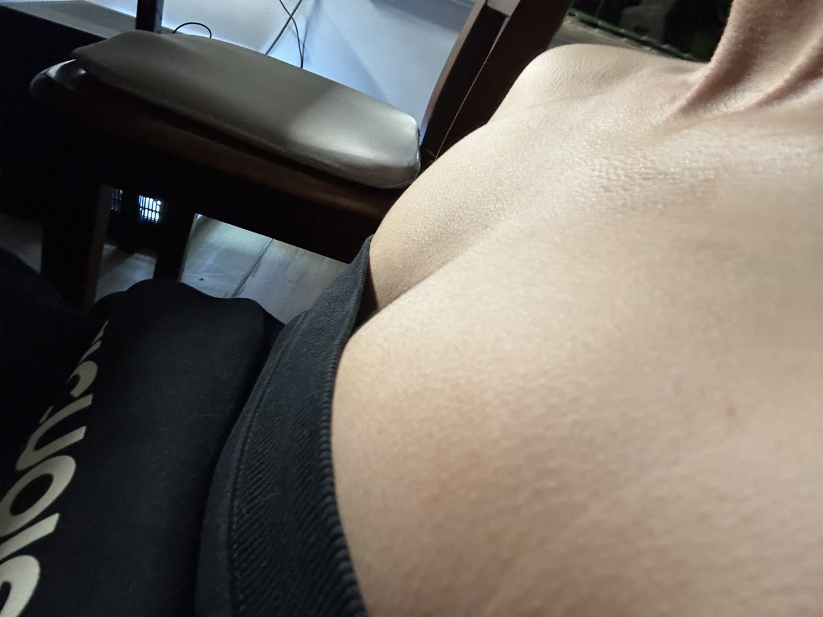 hu45077's tweet photo. 兄弟...喜不喜欢大的…对了说到大…你那里… https://t.co/ZooT9Wvk2F