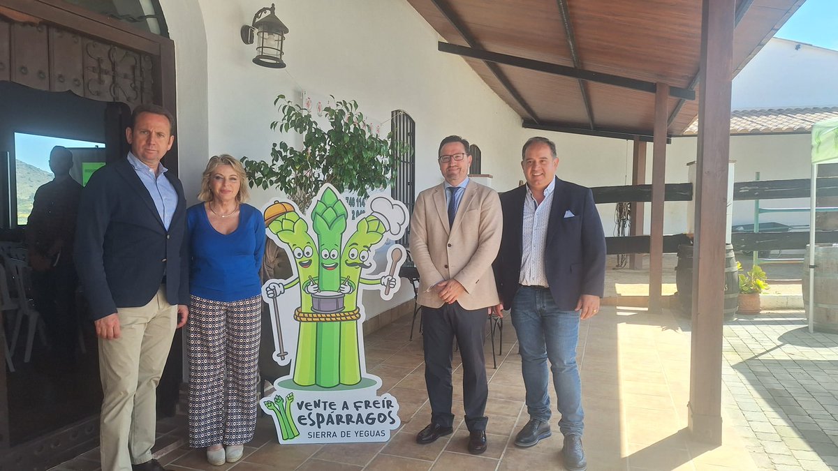 MalagaJuntaEE's tweet photo. La delegada @EmpleoJunta @carmenssierra_ participó en la XXIII #Feria del #Espárrago y la #agricultura ecológica, declarada Fiesta de Interés Turístico Provincial. Asistimos a la ponencia de Christian Befve, consultor conocido como "El Google de los Espárragos".
@TurismoAND https://t.co/FuzEFSUXC1