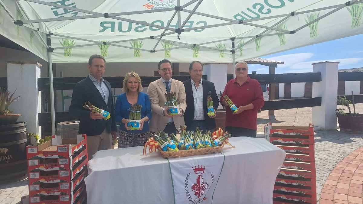 MalagaJuntaEE's tweet photo. La delegada @EmpleoJunta @carmenssierra_ participó en la XXIII #Feria del #Espárrago y la #agricultura ecológica, declarada Fiesta de Interés Turístico Provincial. Asistimos a la ponencia de Christian Befve, consultor conocido como "El Google de los Espárragos".
@TurismoAND https://t.co/FuzEFSUXC1