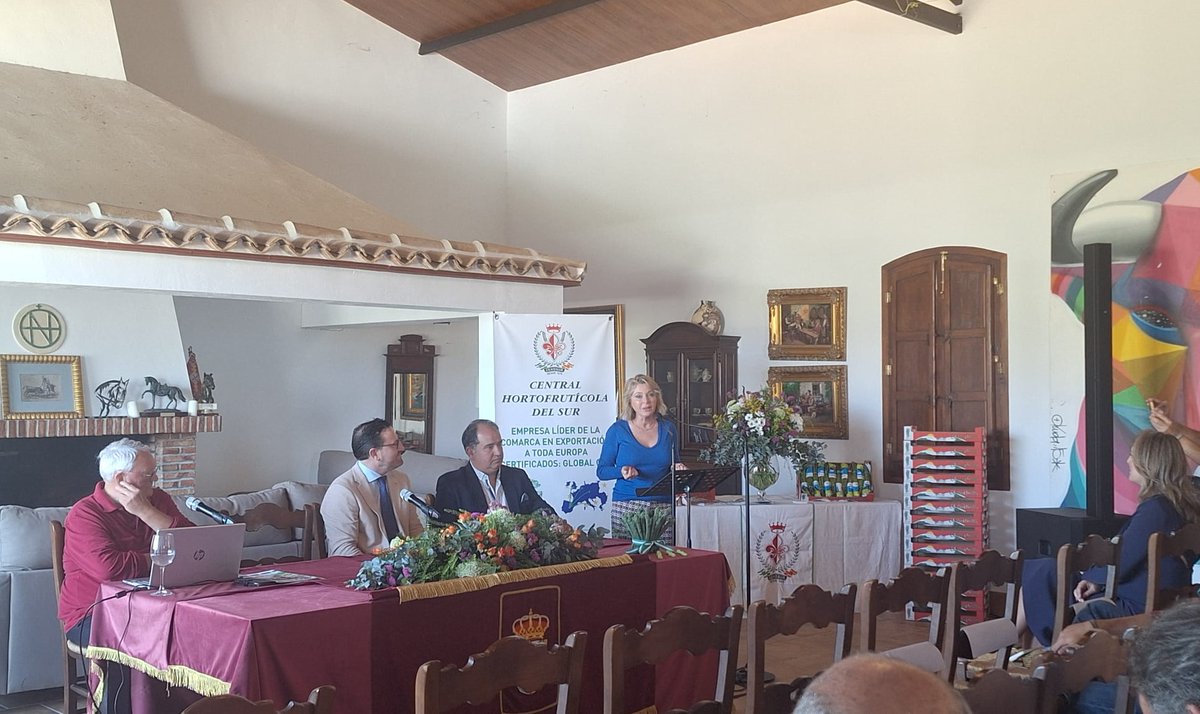 MalagaJuntaEE's tweet photo. La delegada @EmpleoJunta @carmenssierra_ participó en la XXIII #Feria del #Espárrago y la #agricultura ecológica, declarada Fiesta de Interés Turístico Provincial. Asistimos a la ponencia de Christian Befve, consultor conocido como "El Google de los Espárragos".
@TurismoAND https://t.co/FuzEFSUXC1