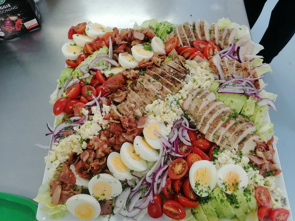 MMtnloaded's tweet photo. Good afternoon my Donald is the name I have lot experience in the kitchen if someone want to catering or waiting I'm still available please contact me um stay in Bloemfontein thank you https://t.co/KAC4A8Bb0l