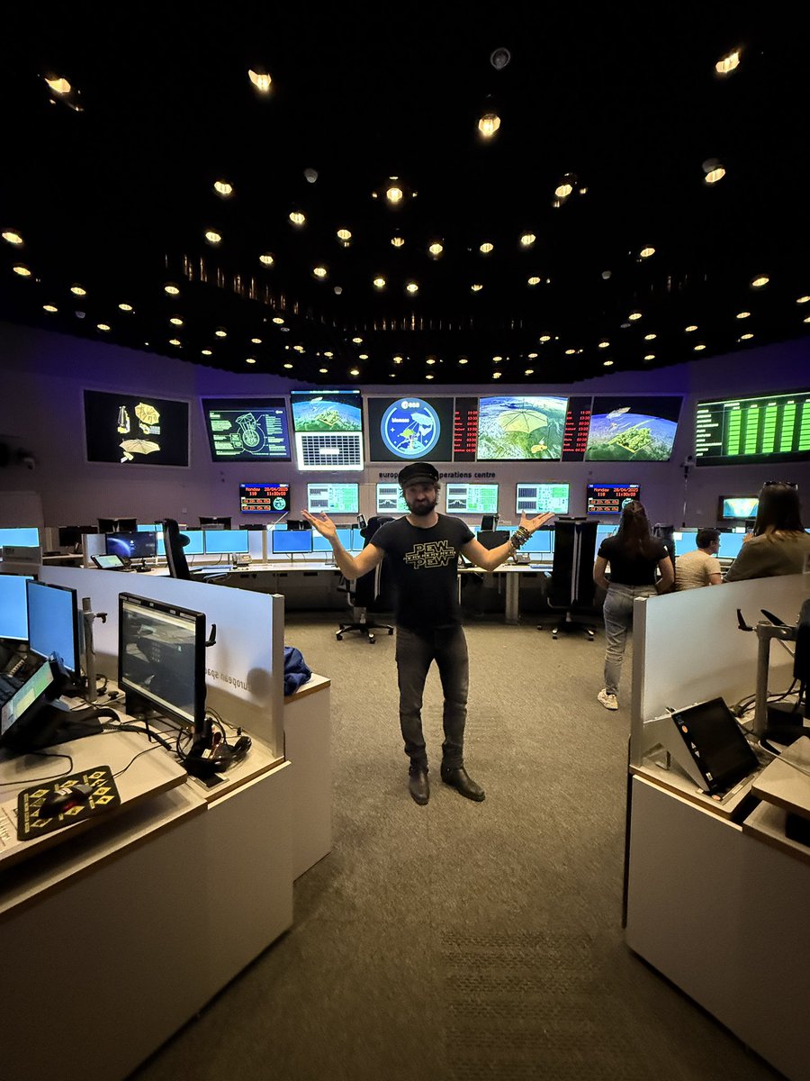 Barbascura X (@barbascurax) on Twitter photo Sono a Francoforte, nella sala di controllo dell’<a href="/esa/">European Space Agency</a> . Tra poco più di un’ora assisterò con i loro scienziati al lancio del satellite Biomass, che farà per la prima volta la scansione del pianeta e calcolerà esattamente quanta biomassa forestale abbiamo. Fremo Sono a Francoforte, nella sala di controllo dell’<a href="/esa/">European Space Agency</a> . Tra poco più di un’ora assisterò con i loro scienziati al lancio del satellite Biomass, che farà per la prima volta la scansione del pianeta e calcolerà esattamente quanta biomassa forestale abbiamo. Fremo