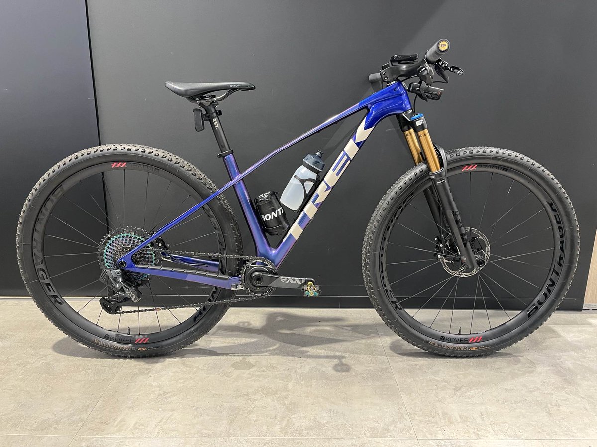 TREKBicycle_JP's tweet photo. 【トレック北九州店】

TREK PROCALIBER 9.5を手に入れた店長！
早速、手持ちの軽量パーツでペダル込み10kg切り達成！
XCバイクにおいて軽量化は走行性能と登坂力に直結。
北九州店ではMTBカスタムやパーツ選びの相談も大歓迎です！

＃TREK #MTB #Procaliber #カスタム https://t.co/qpKEHIuJgz
