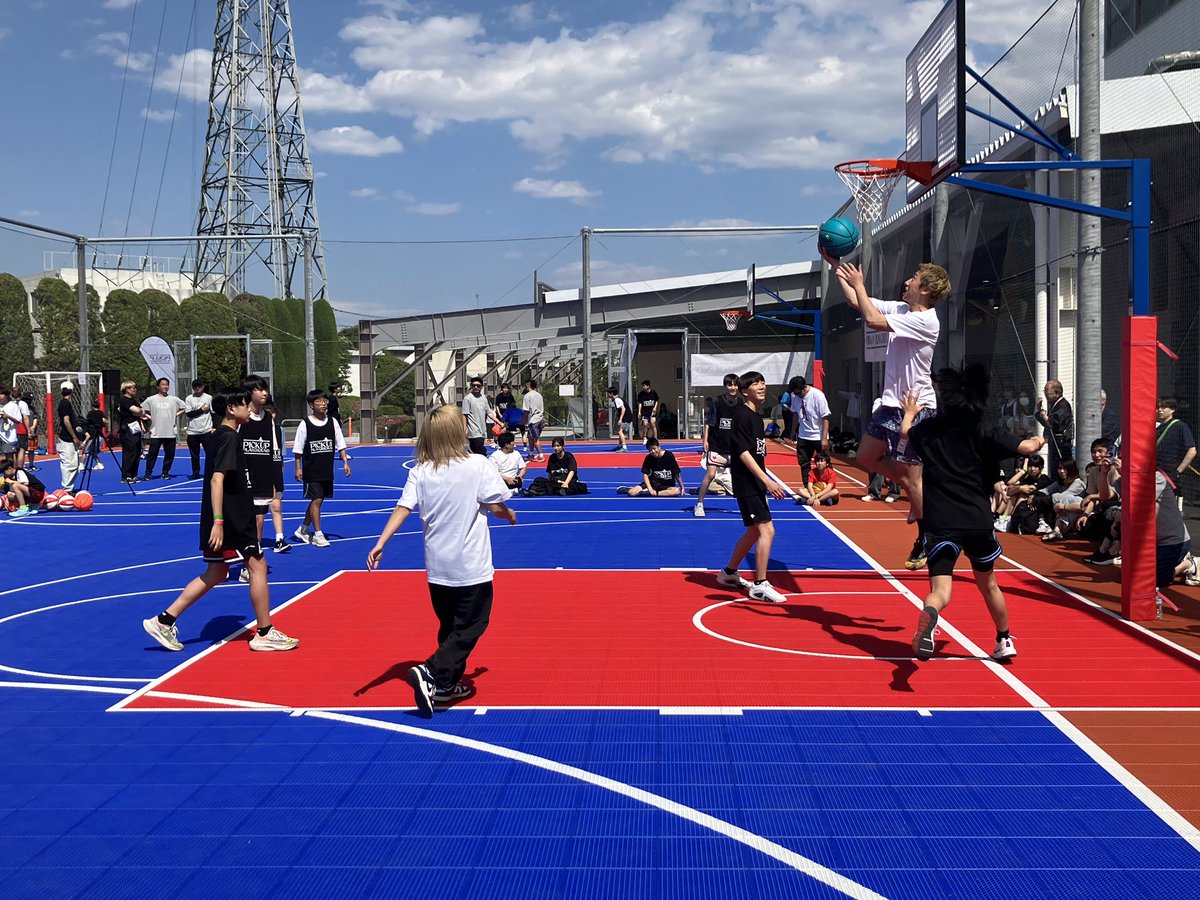 ボートレース多摩川に新オープンしたバスケットコートの #リップルコート  では、バスケットボールのヒーロー達が、バスケットボールの魅力を伝えてくれるイベント PLAYGROUND SPRING  CAMPを開催しています。人気YouTuberの #ともやん やボートレーサーの #宮崎安奈 選手も ...