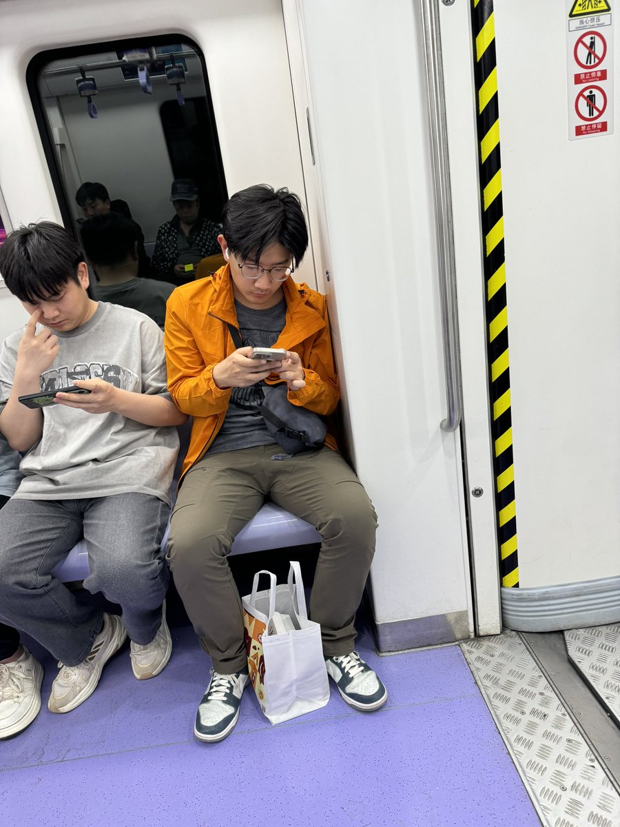 Matthiu286781's tweet photo. 啊啊啊！他的鼻子好饱满还挺，坐那里感觉裤裆里也是鼓鼓囊囊的一大包，好喜欢 https://t.co/eU9SLs0iLc