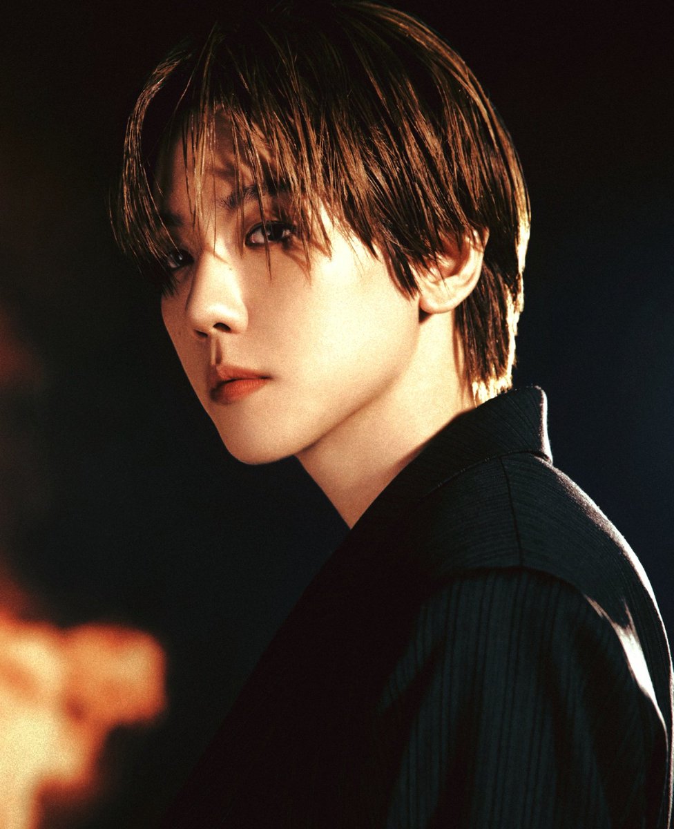 baekhyun's side profile is gorgeous