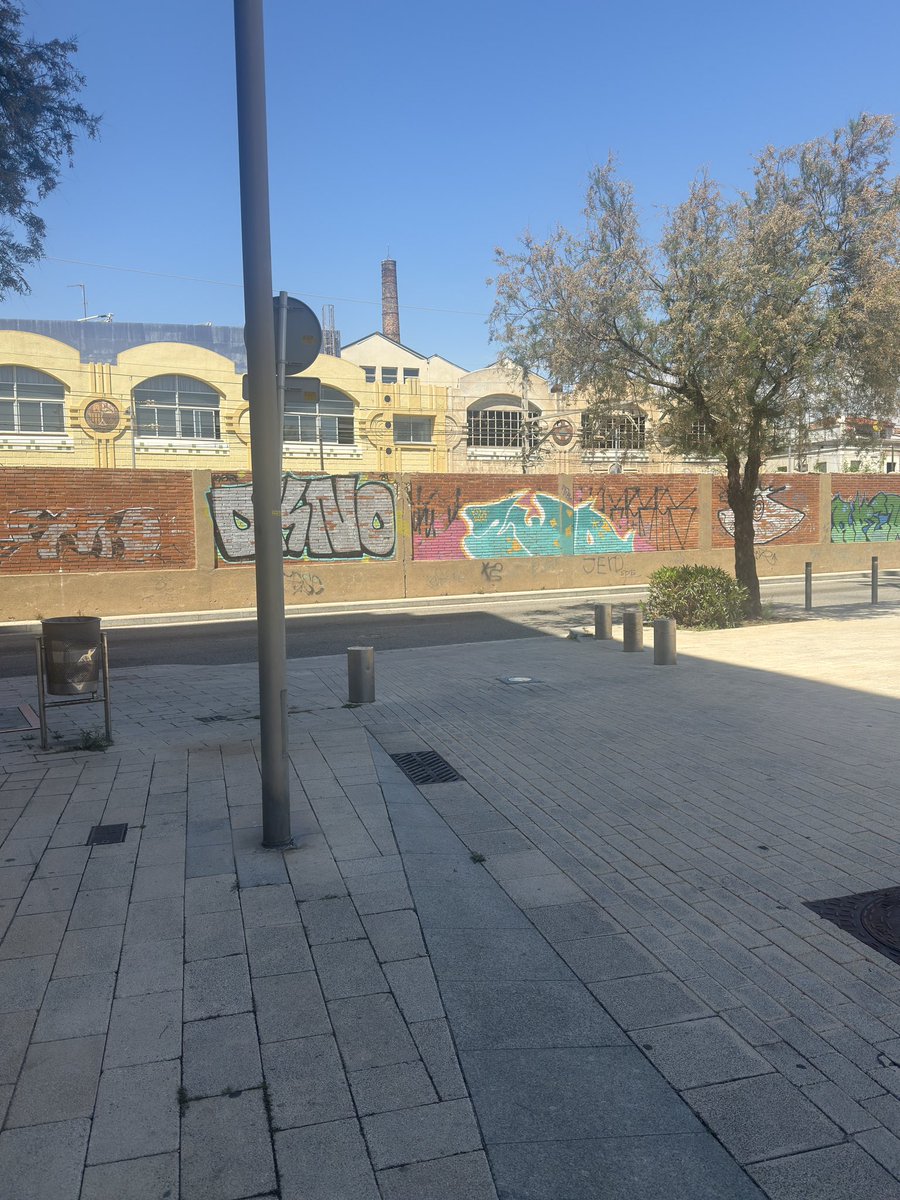 Ja que baixeu la pilona… com a mínim la podríeu pujar al marxar. Cosa que no heu fet i ha quedat baixada. <a href="/Badalona_GUB/">Guàrdia Urbana de Badalona</a> <a href="/AjBadalona/">Ajuntament de Badalona</a>