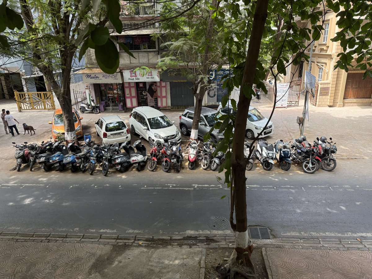 rucha_virkar's tweet photo. Day 2. New day, same story. @MTPHereToHelp 
Welcome to Hindu Colony Lane 1, now officially a public parking lot.
Should we, Hindu Colony residents, start parking on the remaining lane as well and block it entirely? https://t.co/6VwdybSDgv