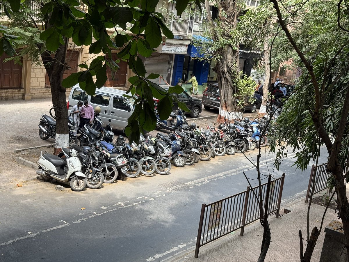 rucha_virkar's tweet photo. Day 2. New day, same story. @MTPHereToHelp 
Welcome to Hindu Colony Lane 1, now officially a public parking lot.
Should we, Hindu Colony residents, start parking on the remaining lane as well and block it entirely? https://t.co/6VwdybSDgv