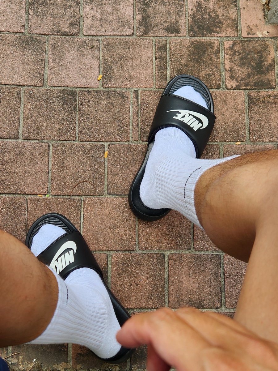 不是制服的制服🧦

#白襪 #拖鞋 #nike #whitesocks