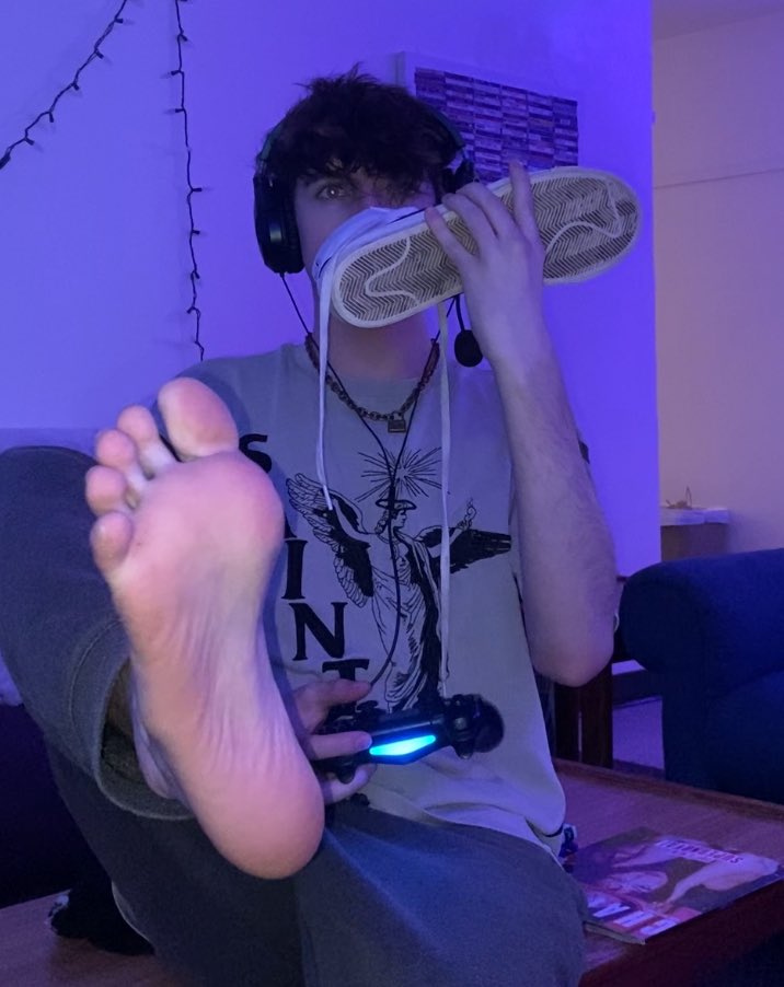 footstools don’t talk during a game
#gaydom #malefeet #sweatyfeet