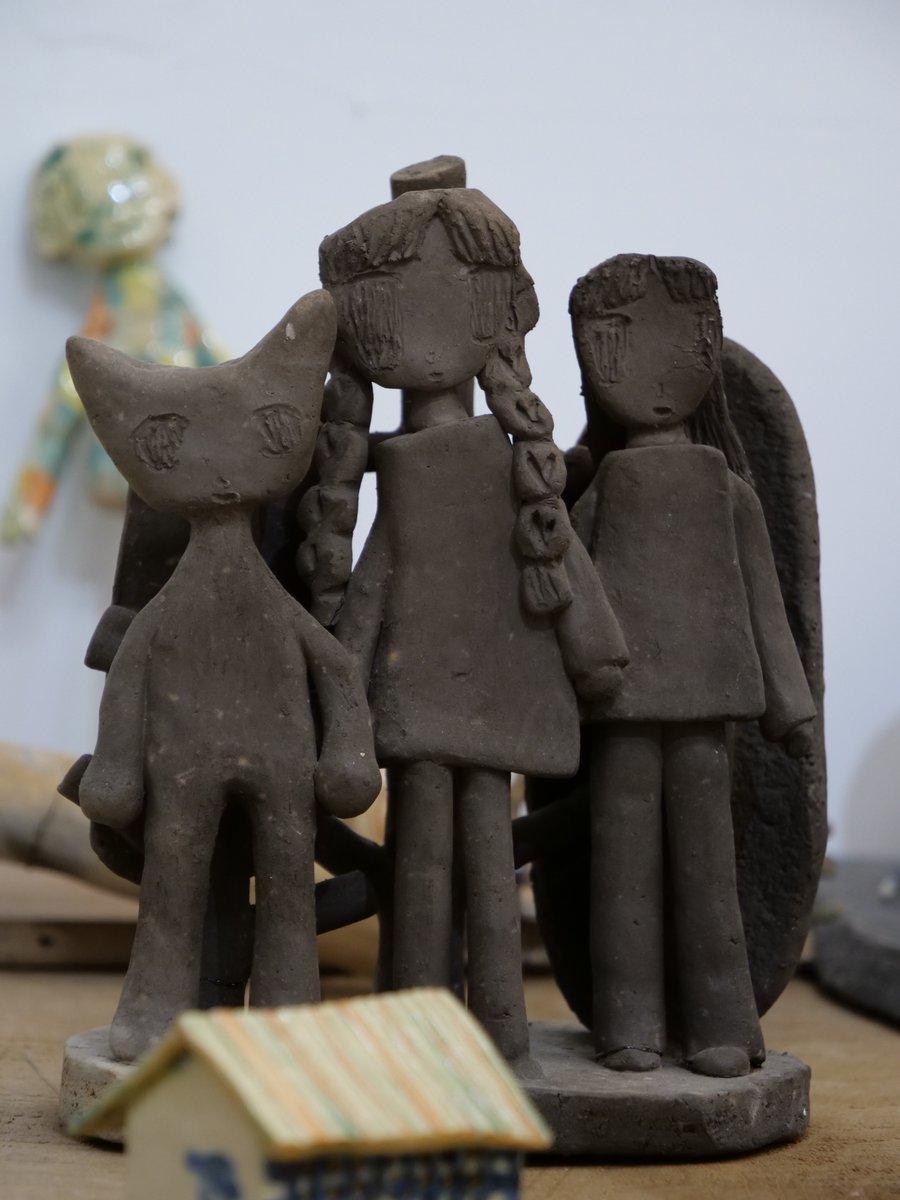 kuratti33's tweet photo. やとうはるか個展「今日が終わると明日が来るよ」at 取手市APどのう
作家さんの生活に根差した絵画と陶器たち。良い空気感の展示でした。
SNSにはAIの生成画像が溢れているから、以前よりも立体作品に惹かれるのかもしれない。 https://t.co/VIRns13HJi