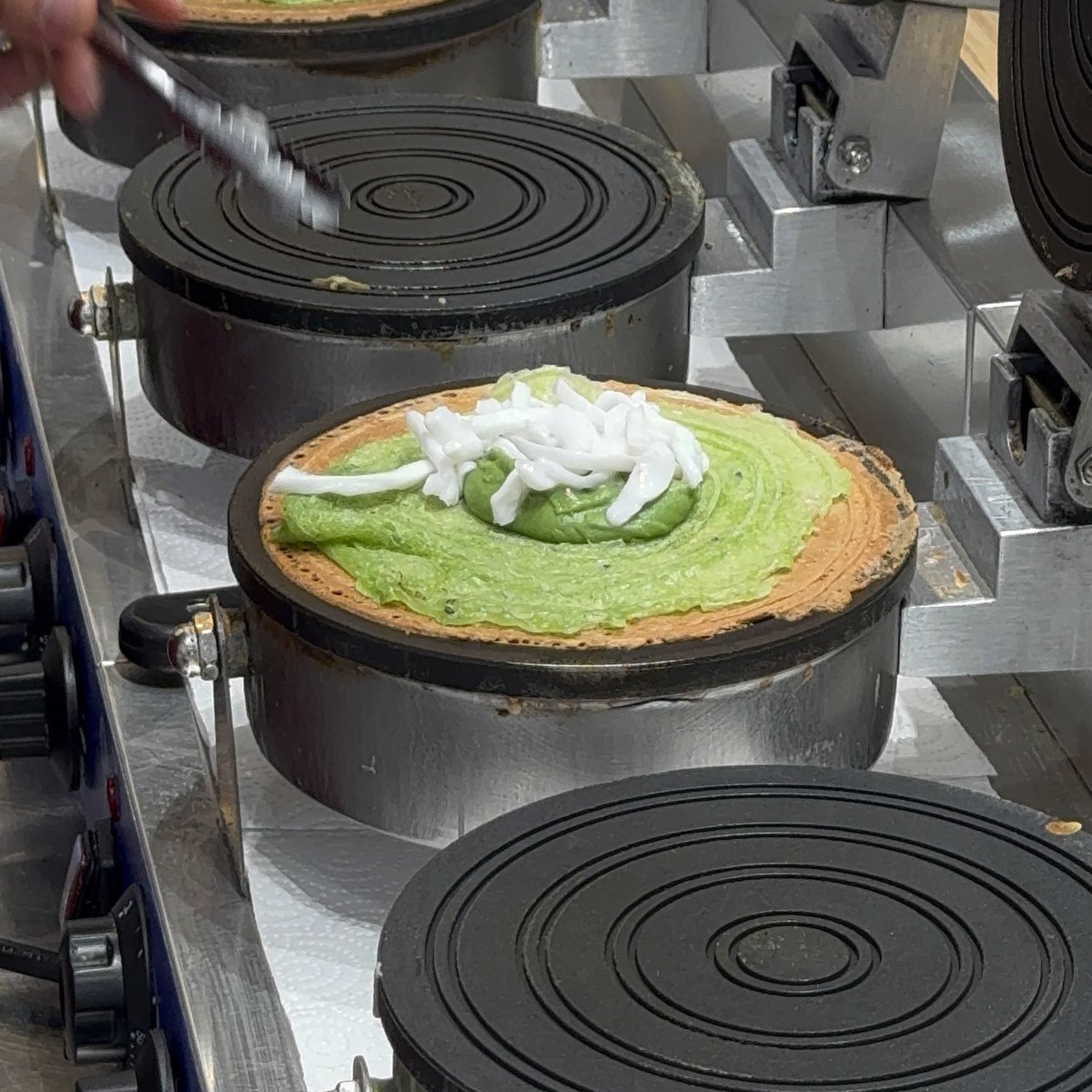 ใครแม่งคิดทองม้วนสด ห่อด้วยทองม้วนกรอบ แล้วใส่ไส้สัขยาใบเตยวะ อร่อยมากกก คาร์บเชิงซ้อนที่แท้จริง 5555555