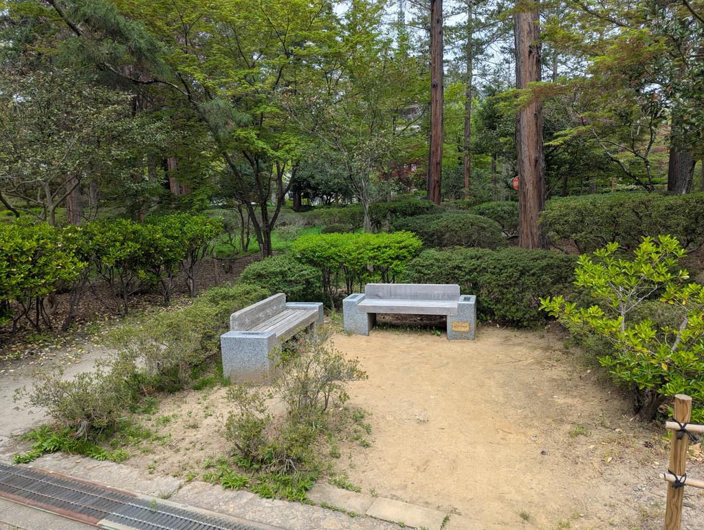 Cobra11's tweet photo. 善光寺聖地。ベンチは不確定。 https://t.co/LQqwxTpFm6