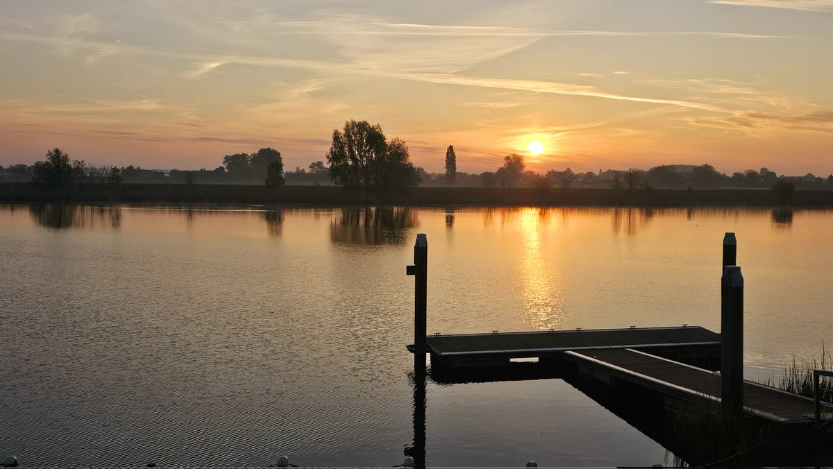 Motormiss's tweet photo. Een versluierd zonnetje liet de wolken kleuren. Een mugje bovenop de boterbloemen genoot mee. Het water weerkaatste alles voor een nóg mooier uitzicht en speciaal voor jou "Zen in 19 seconden" 🤭👀
#Andel #Altena #afgedamdemaas #zonsopgang #rustgevend https://t.co/y0qZWAcCUQ