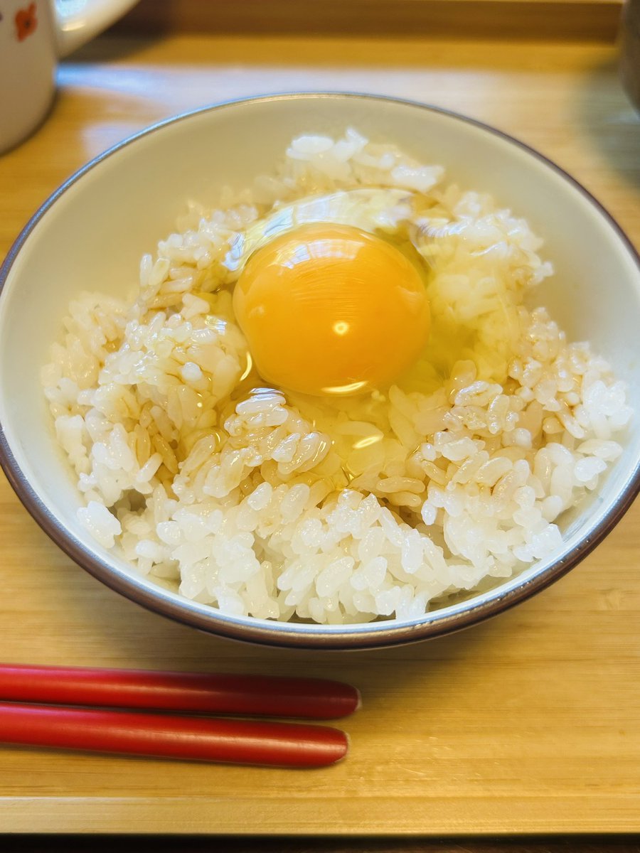 今日のお昼ご飯は旦那さんのリクエスト✨あつあつの炊きたてご飯で🍚 卵かけご飯（TKG）😊✨
坐骨神経痛の新しい痛み止めを飲みはじめて1週間💊副作用で食欲が無くなる時もあったけれど今は食欲も戻ってきました🥰✨