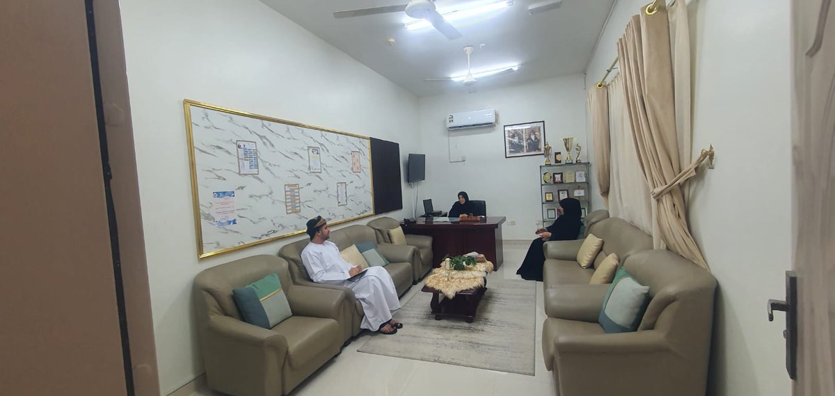 زار المدرسة الأستاذ علي الحوسني من قسم القياس والتقويم للوقوف حول جهود المدرسة في إعداد وتدريب  طلبة الصف الثالث في مهارة فهم المقروء فيما يختص بالدراسة الدولية بيرلز
#مدارسنا_مستقبل_واعد 
#فعاليات_تعليمية_شمال_الباطنة