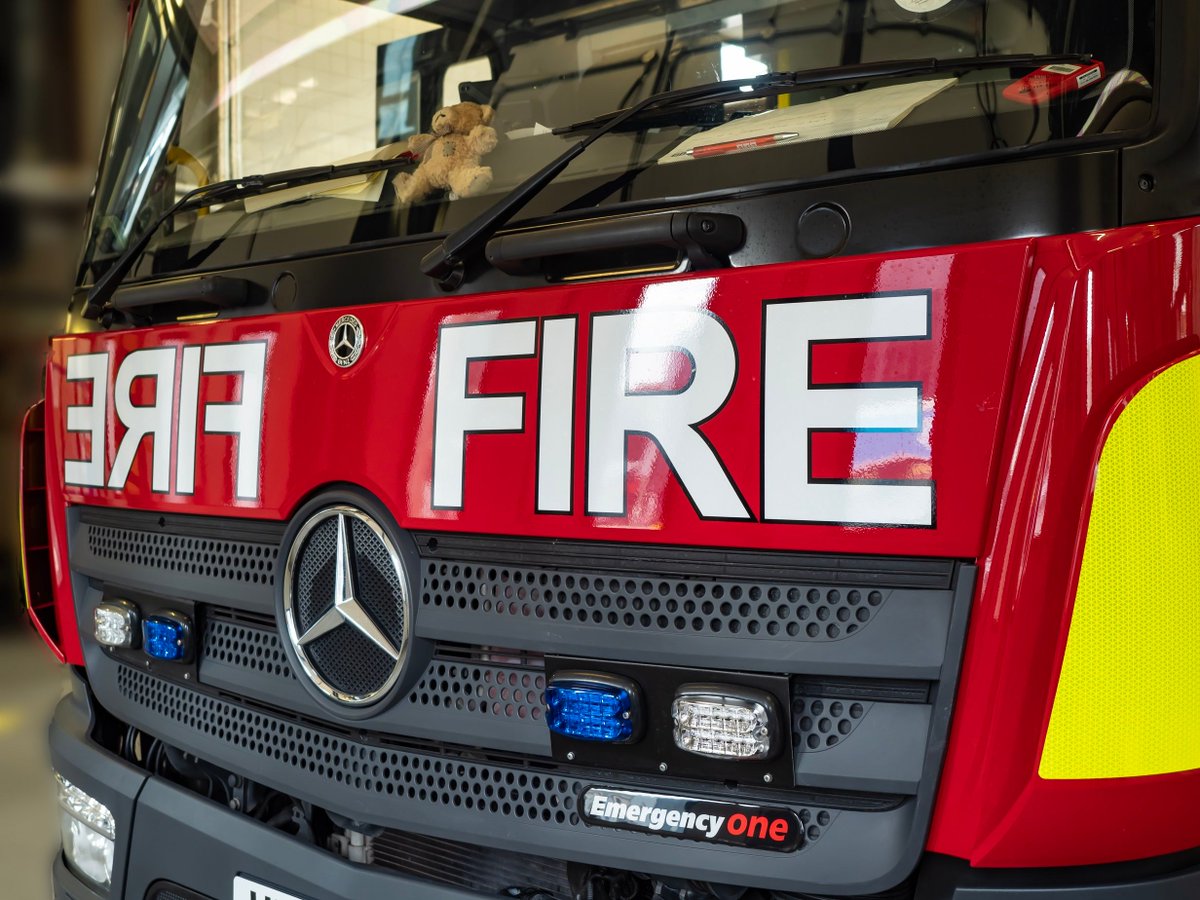 We're on scene and extinguishing a fire at an electrical substation on Victoria Passage NW8 in #Westminster. It's a very visible fire causing heavy smoke, which has prompted 41 calls to our 999 Control officers. london-fire.gov.uk/incidents/2025…