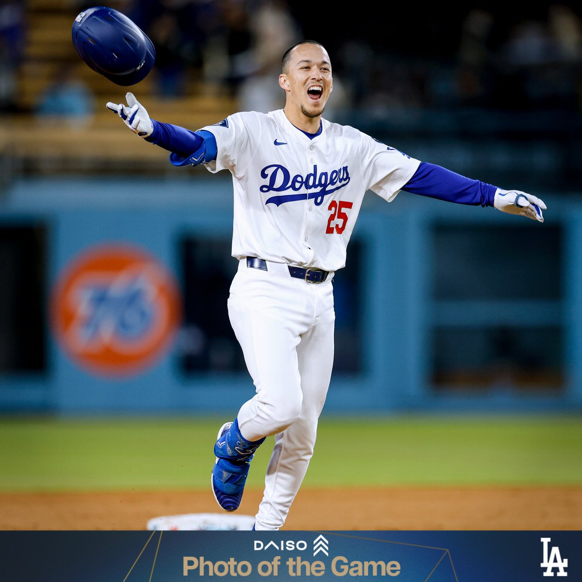 Dodgers's tweet photo. Tonight’s Photo of the Game presented by Daiso. https://t.co/TyhlQFUfUx